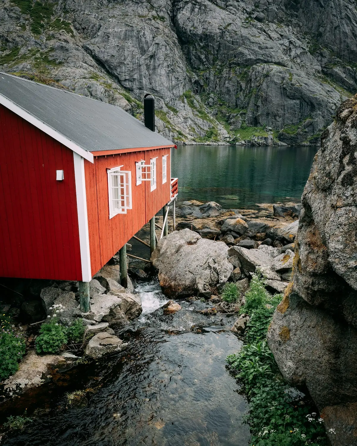 En hytte ved kanten av en norsk fjord